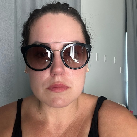 Authentic Prada sunglasses in good condition - Picture 5 of 8